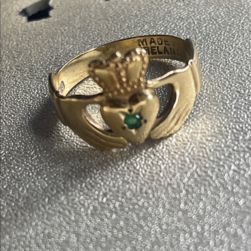 9k gold stamps 375 vintage claddagh ring with emerald size 5.5 - Picture 6 of 10